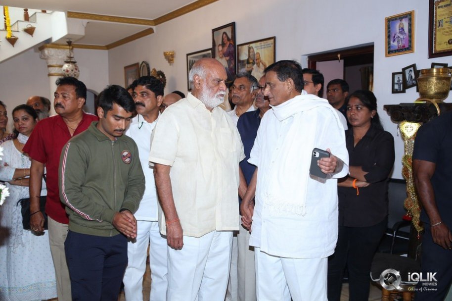 Celebrities-pay-homage-to-superstar-Krishna